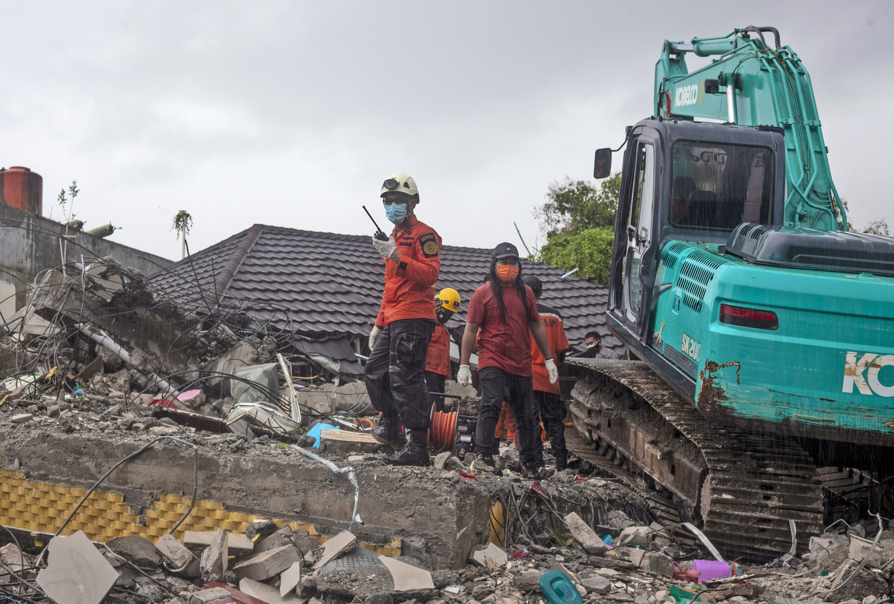 인도네시아, 규모 5.6 지진으로 사상자들 속출