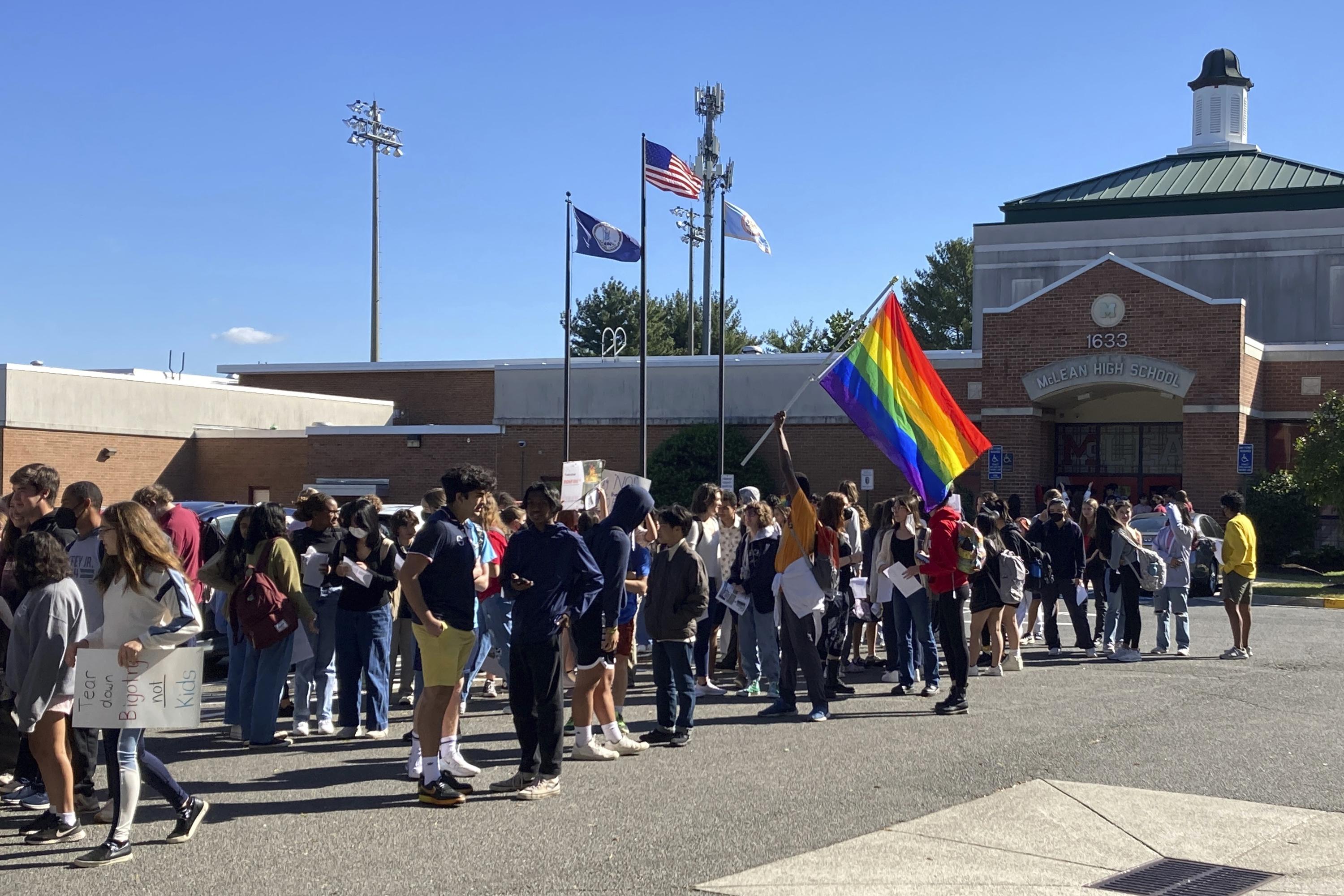 미 버지니아주 학생들, 성전환 정책 변경에 항의